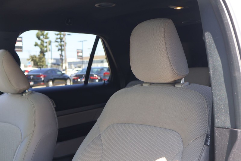 Ford Explorer Vehicle Full-screen Gallery Image 17