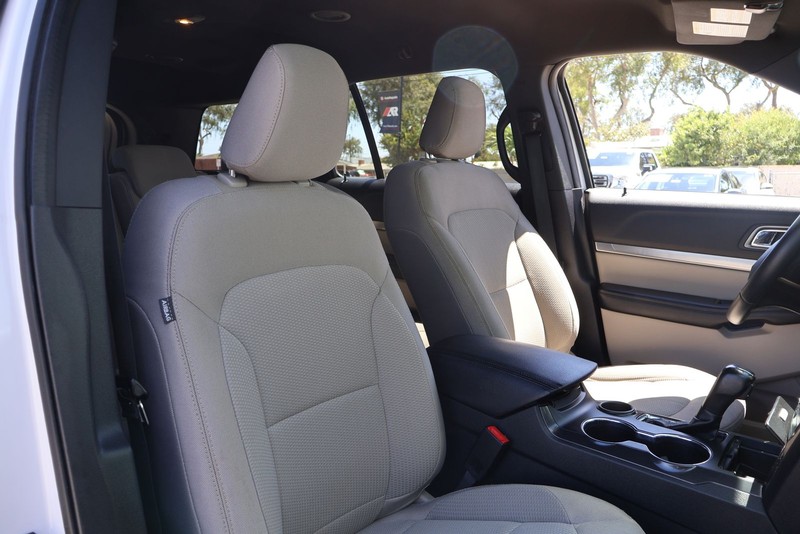 Ford Explorer Vehicle Full-screen Gallery Image 18