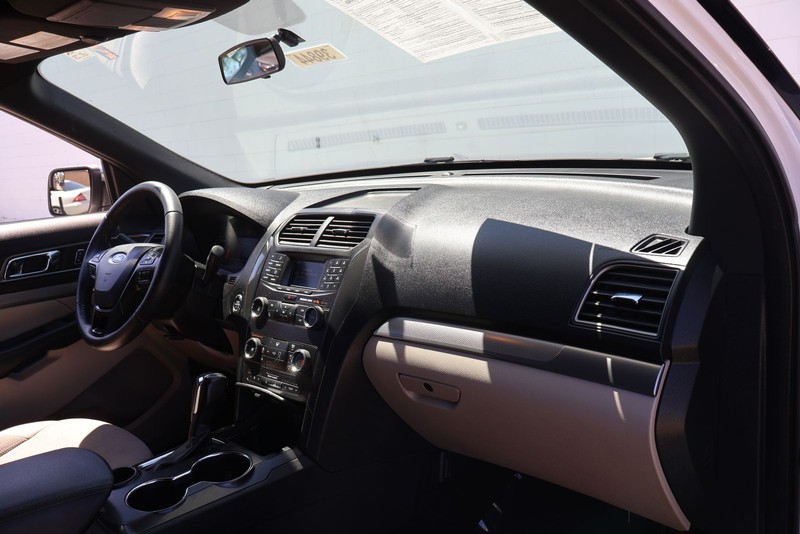 Ford Explorer Vehicle Full-screen Gallery Image 19