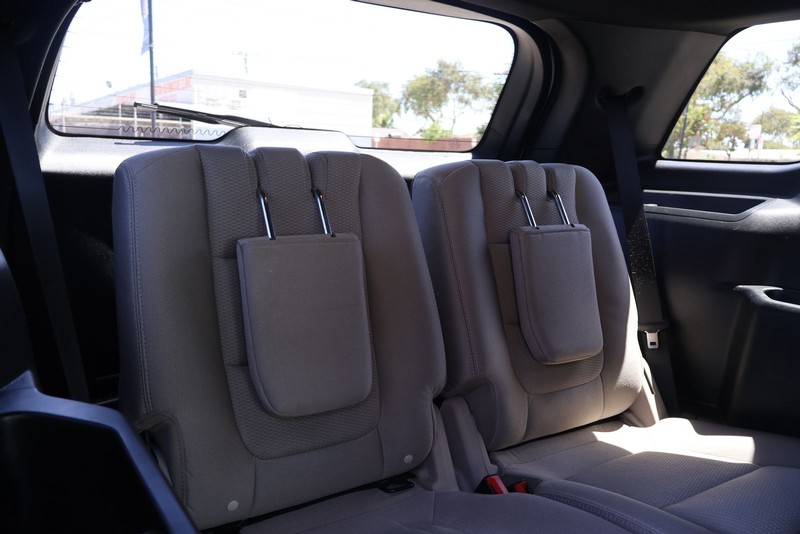 Ford Explorer Vehicle Full-screen Gallery Image 21