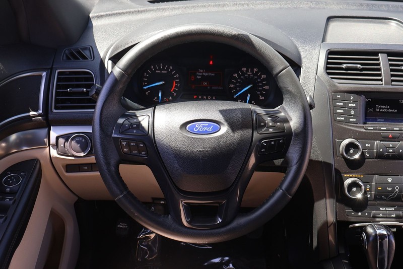 Ford Explorer Vehicle Full-screen Gallery Image 24
