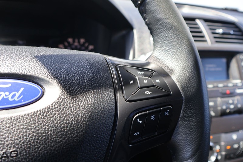 Ford Explorer Vehicle Full-screen Gallery Image 26