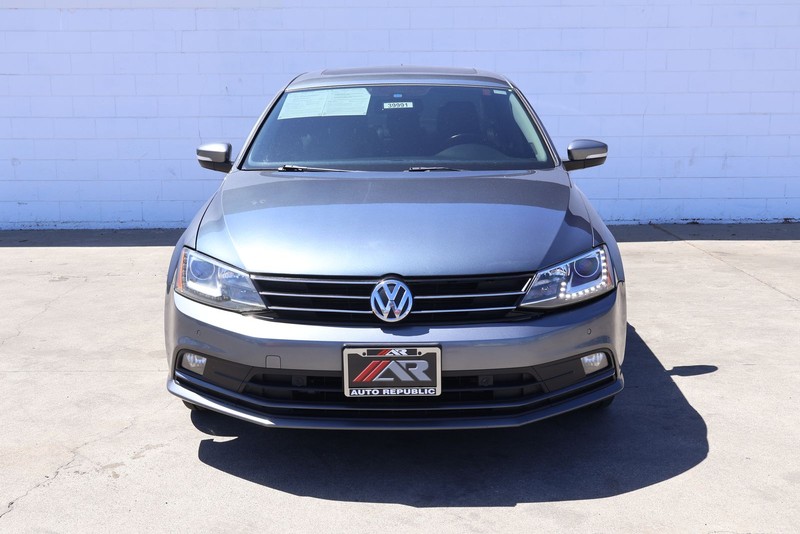 Volkswagen Jetta Sedan Vehicle Full-screen Gallery Image 02