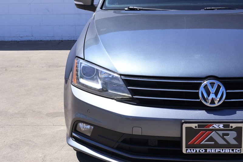 Volkswagen Jetta Sedan Vehicle Full-screen Gallery Image 03