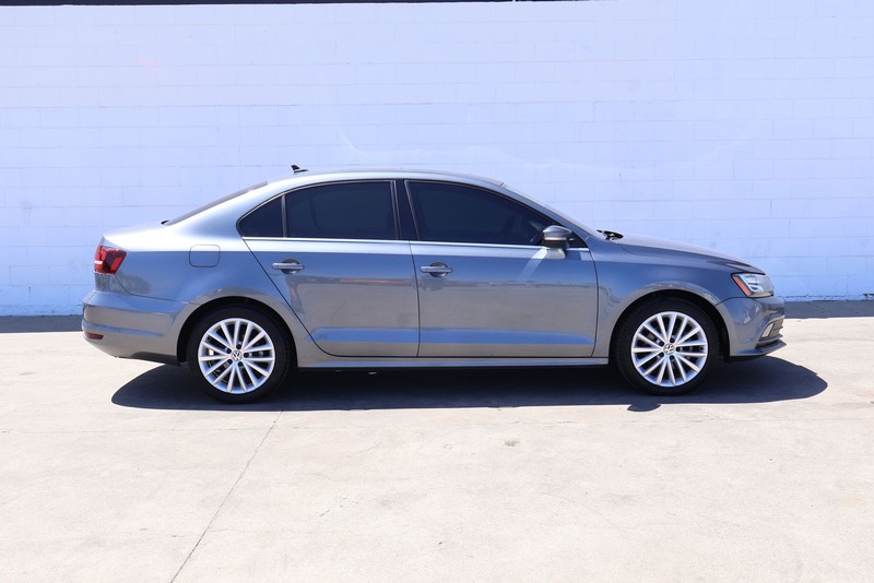 Volkswagen Jetta Sedan Vehicle Full-screen Gallery Image 04
