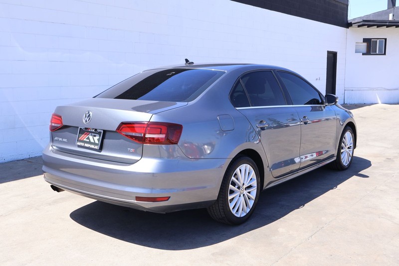 Volkswagen Jetta Sedan Vehicle Full-screen Gallery Image 05