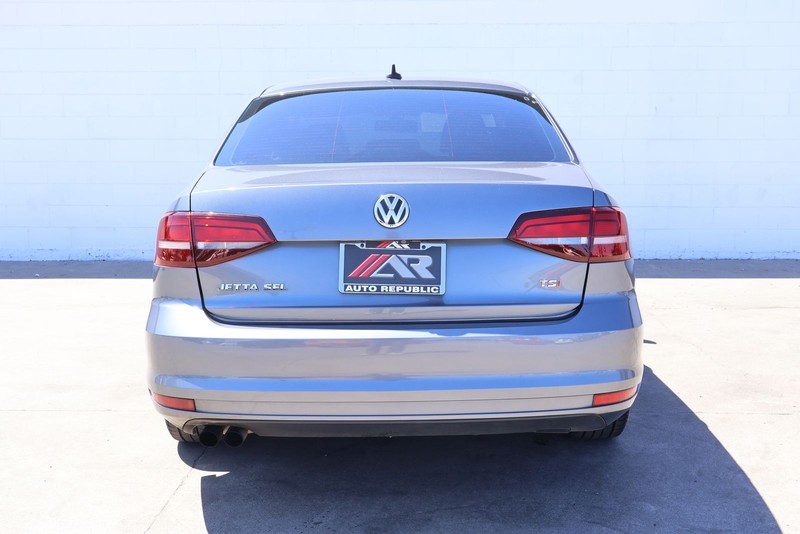Volkswagen Jetta Sedan Vehicle Full-screen Gallery Image 06