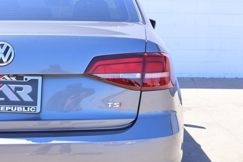 Volkswagen Jetta Sedan Vehicle Full-screen Gallery Image 07