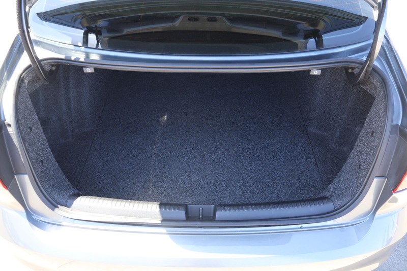 Volkswagen Jetta Sedan Vehicle Full-screen Gallery Image 08