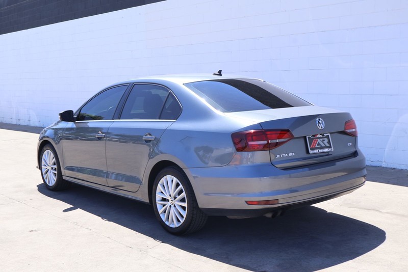 Volkswagen Jetta Sedan Vehicle Full-screen Gallery Image 09