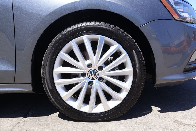 Volkswagen Jetta Sedan Vehicle Full-screen Gallery Image 13