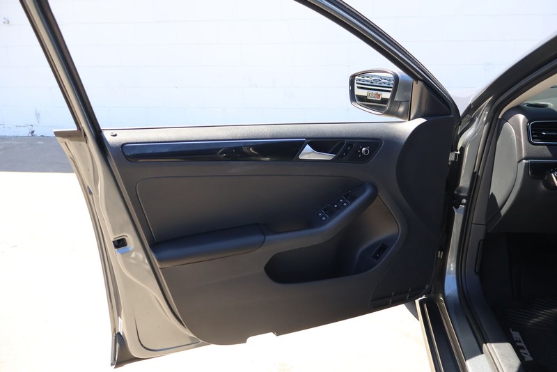 Volkswagen Jetta Sedan Vehicle Full-screen Gallery Image 14