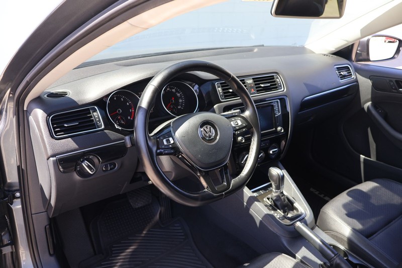 Volkswagen Jetta Sedan Vehicle Full-screen Gallery Image 15