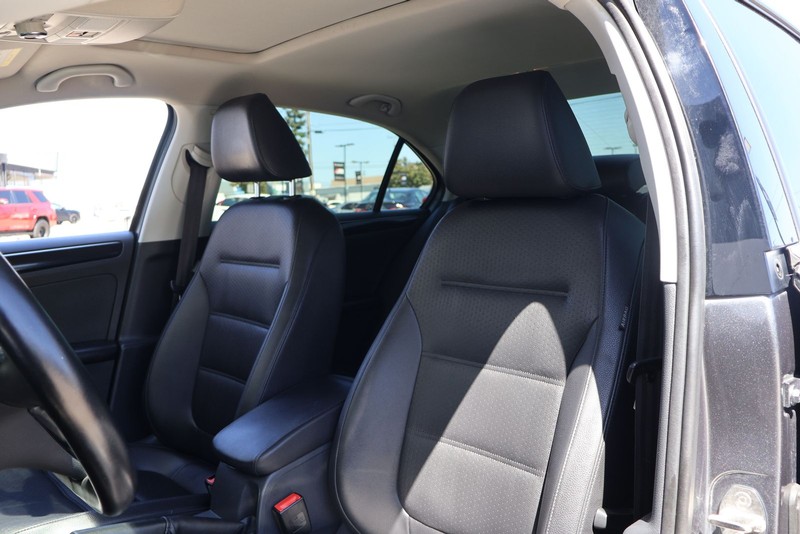 Volkswagen Jetta Sedan Vehicle Full-screen Gallery Image 16
