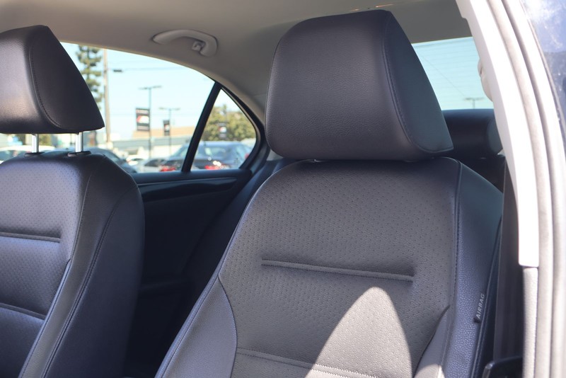 Volkswagen Jetta Sedan Vehicle Full-screen Gallery Image 17