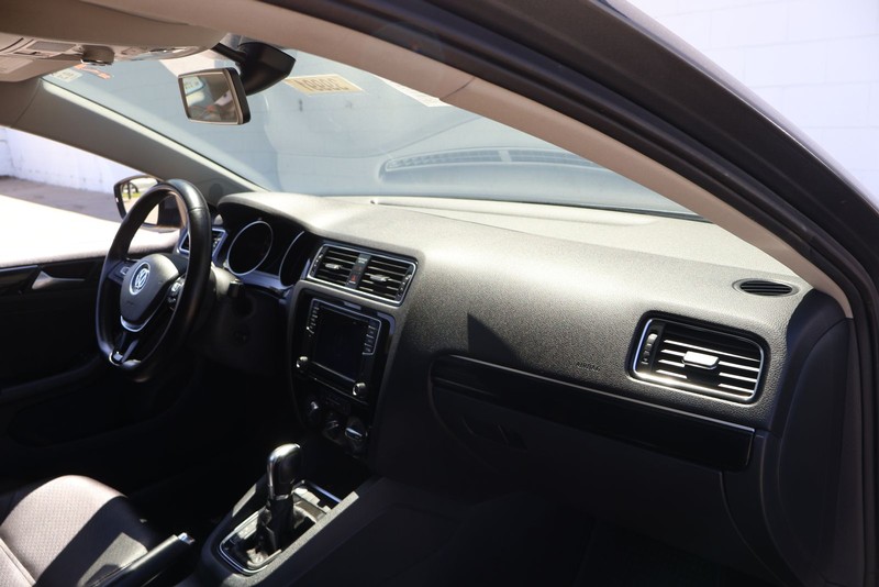 Volkswagen Jetta Sedan Vehicle Full-screen Gallery Image 18