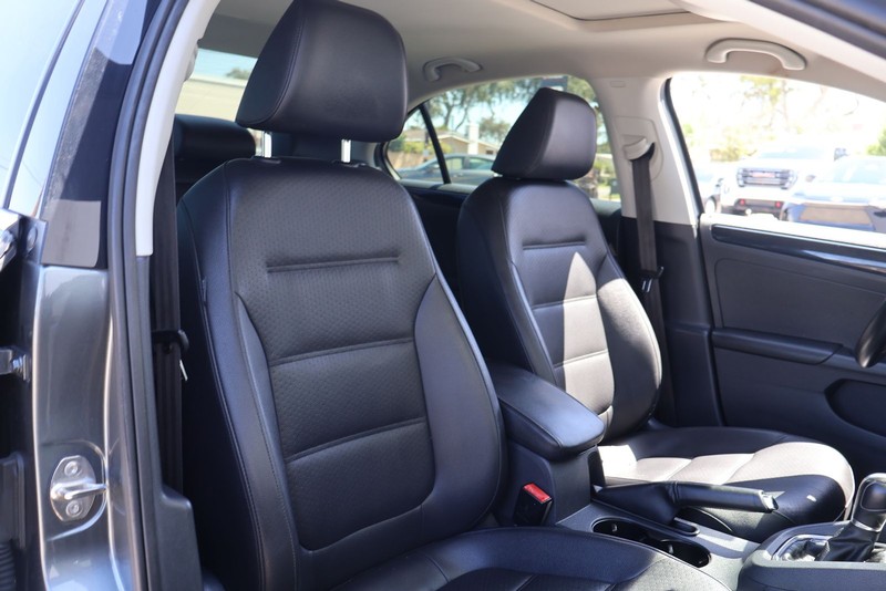 Volkswagen Jetta Sedan Vehicle Full-screen Gallery Image 19