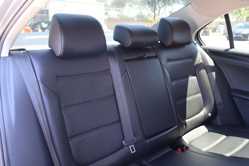 Volkswagen Jetta Sedan Vehicle Full-screen Gallery Image 20
