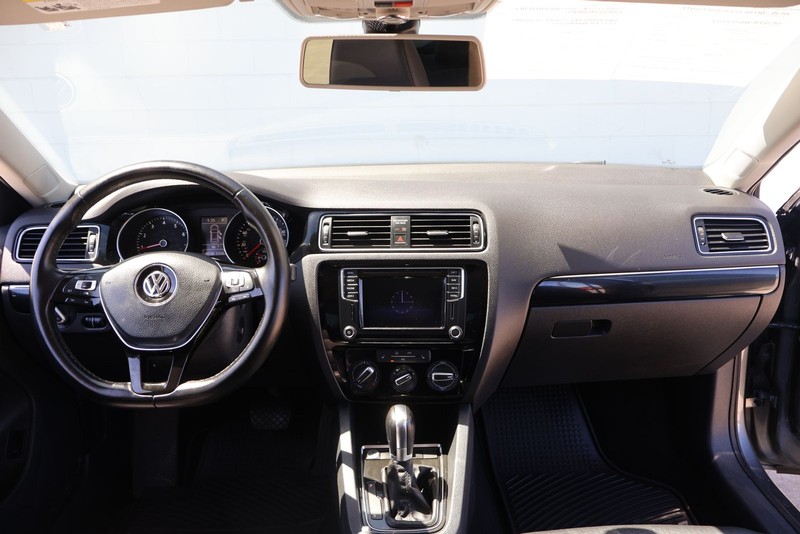 Volkswagen Jetta Sedan Vehicle Full-screen Gallery Image 21