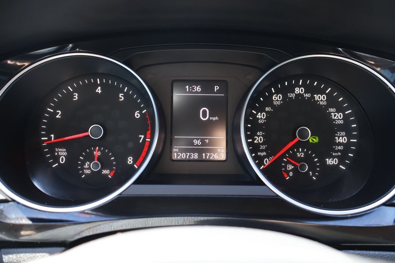 Volkswagen Jetta Sedan Vehicle Full-screen Gallery Image 22
