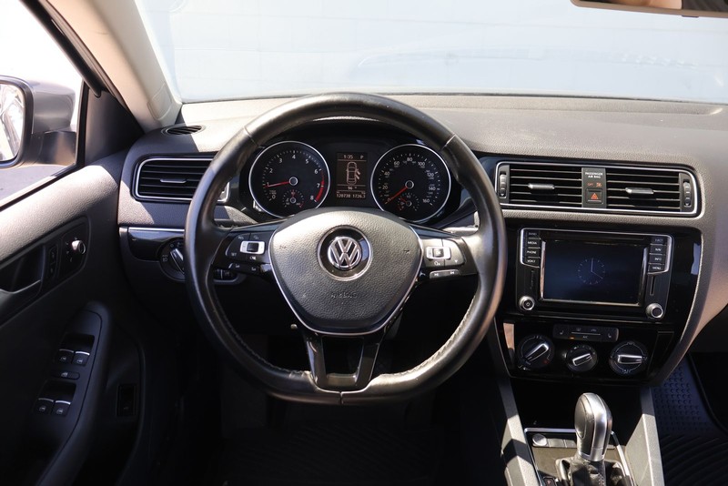 Volkswagen Jetta Sedan Vehicle Full-screen Gallery Image 23