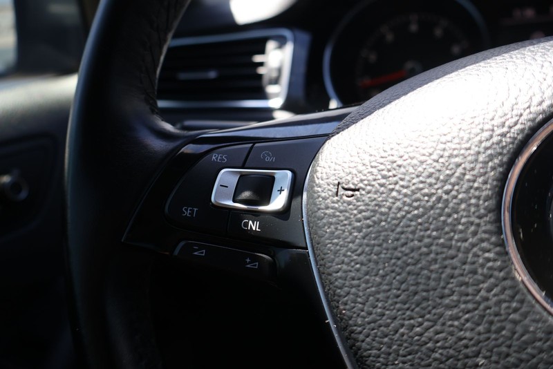 Volkswagen Jetta Sedan Vehicle Full-screen Gallery Image 24