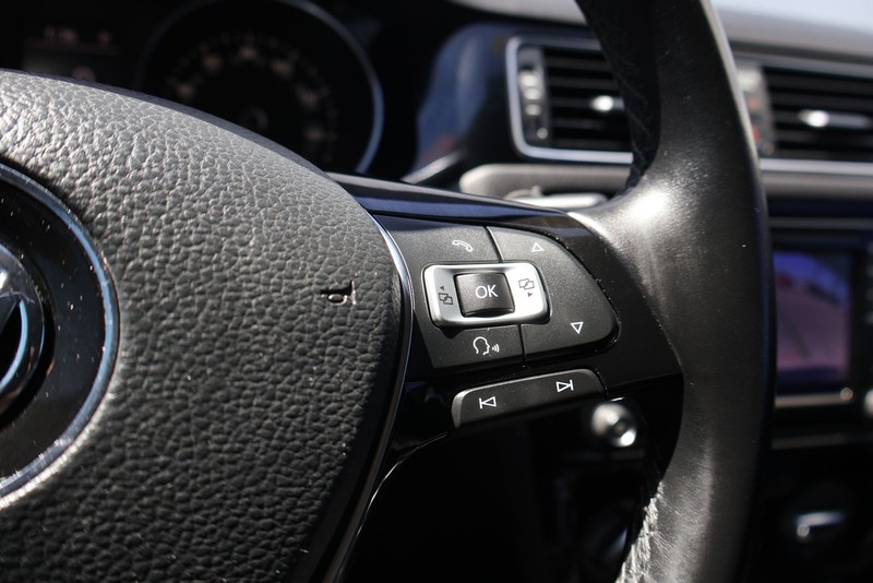 Volkswagen Jetta Sedan Vehicle Full-screen Gallery Image 25