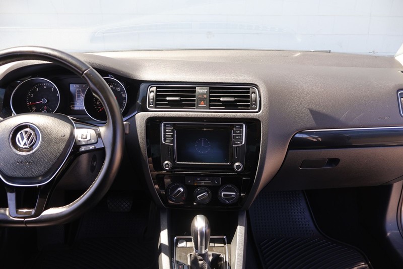 Volkswagen Jetta Sedan Vehicle Full-screen Gallery Image 26