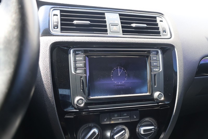 Volkswagen Jetta Sedan Vehicle Full-screen Gallery Image 27