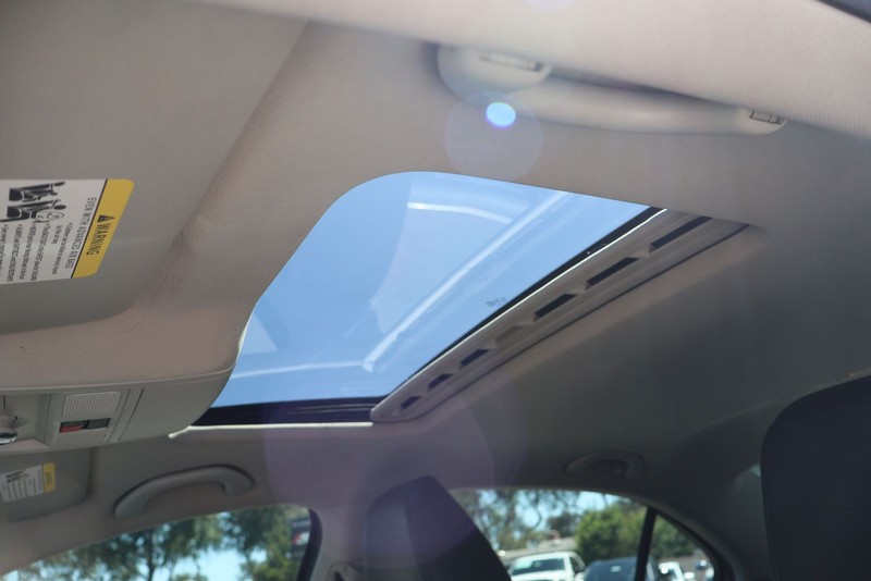 Volkswagen Jetta Sedan Vehicle Full-screen Gallery Image 31