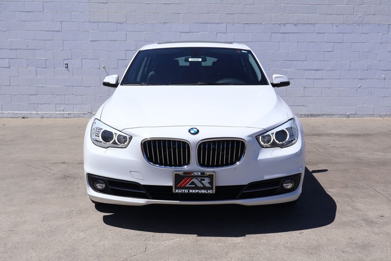 BMW 5 Series Gran Turismo Vehicle Full-screen Gallery Image 02