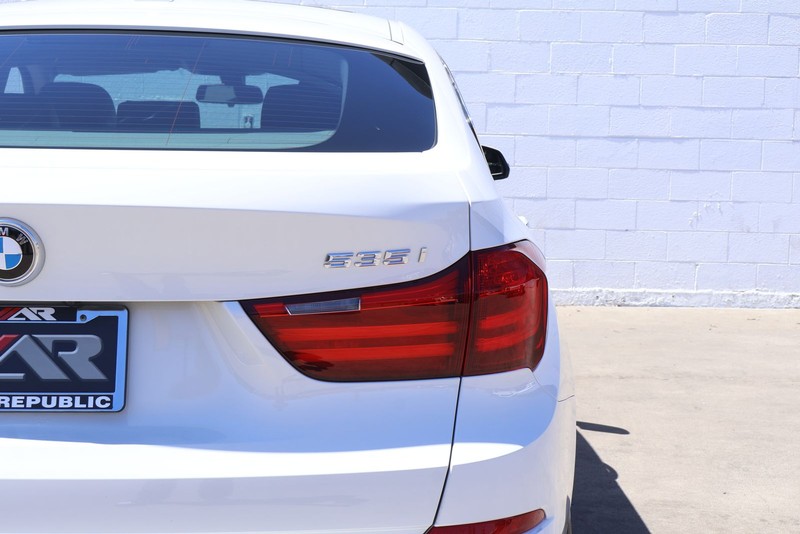 BMW 5 Series Gran Turismo Vehicle Full-screen Gallery Image 07