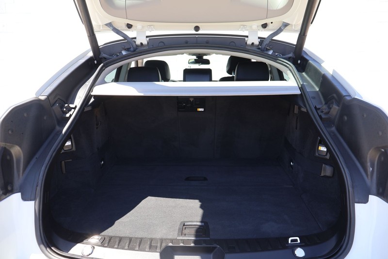BMW 5 Series Gran Turismo Vehicle Full-screen Gallery Image 08