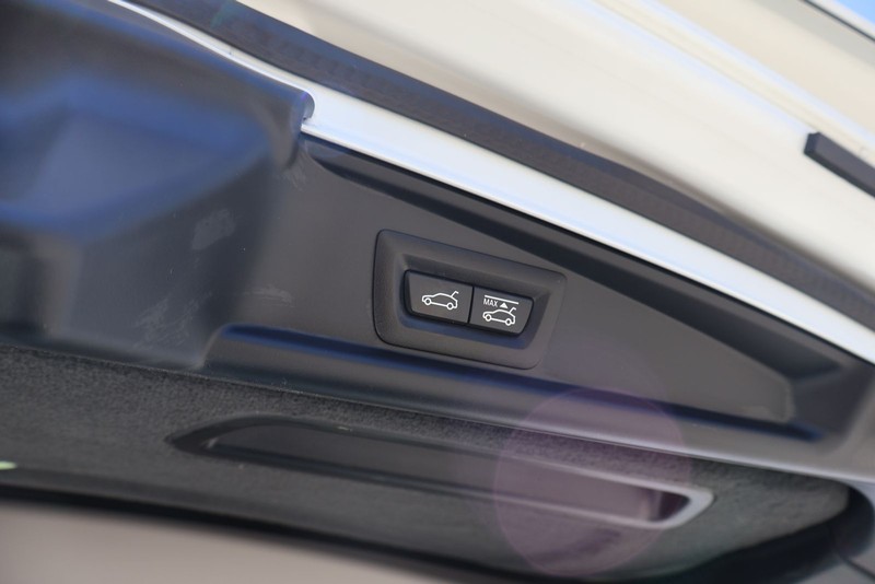 BMW 5 Series Gran Turismo Vehicle Full-screen Gallery Image 09