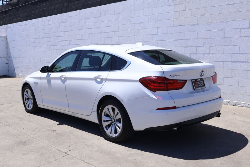 BMW 5 Series Gran Turismo Vehicle Full-screen Gallery Image 10