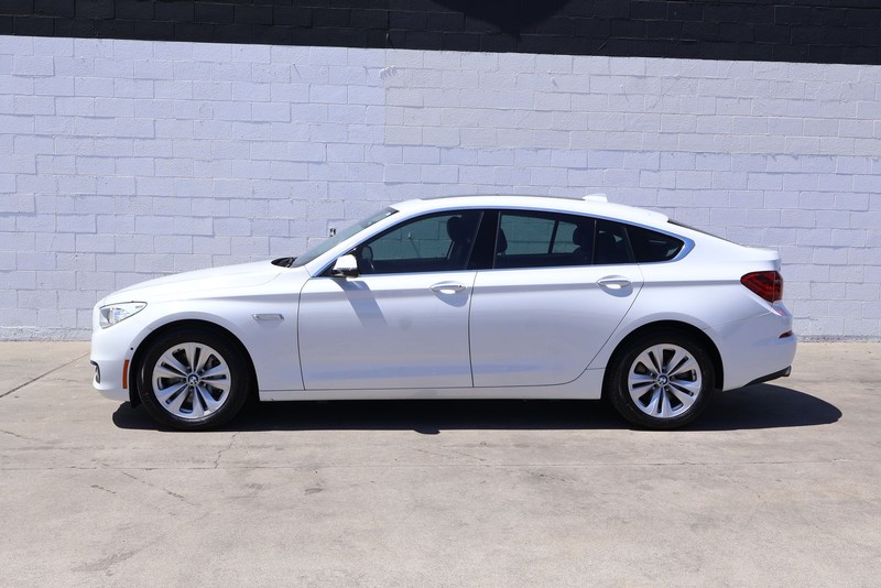 BMW 5 Series Gran Turismo Vehicle Full-screen Gallery Image 11