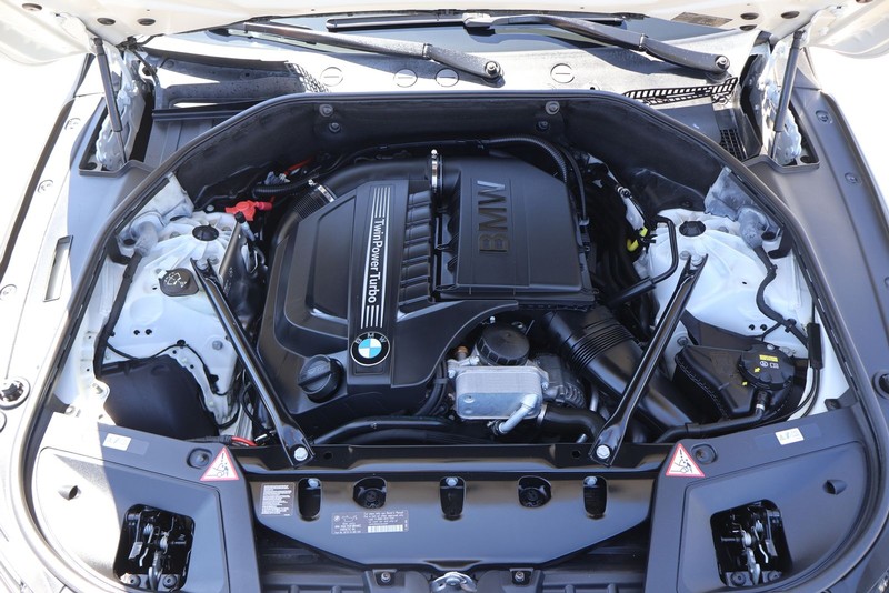BMW 5 Series Gran Turismo Vehicle Full-screen Gallery Image 13