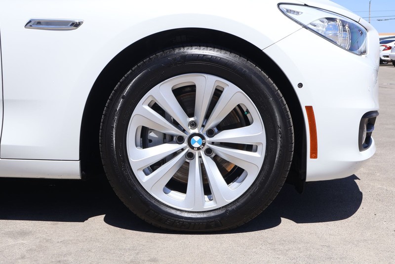 BMW 5 Series Gran Turismo Vehicle Full-screen Gallery Image 14