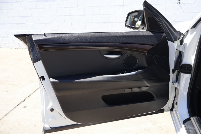 BMW 5 Series Gran Turismo Vehicle Full-screen Gallery Image 15