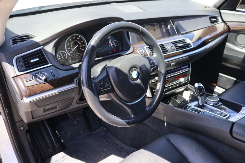BMW 5 Series Gran Turismo Vehicle Full-screen Gallery Image 16