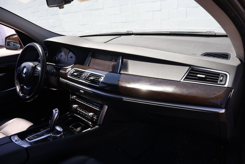 BMW 5 Series Gran Turismo Vehicle Full-screen Gallery Image 19