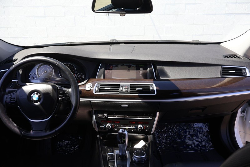 BMW 5 Series Gran Turismo Vehicle Full-screen Gallery Image 22