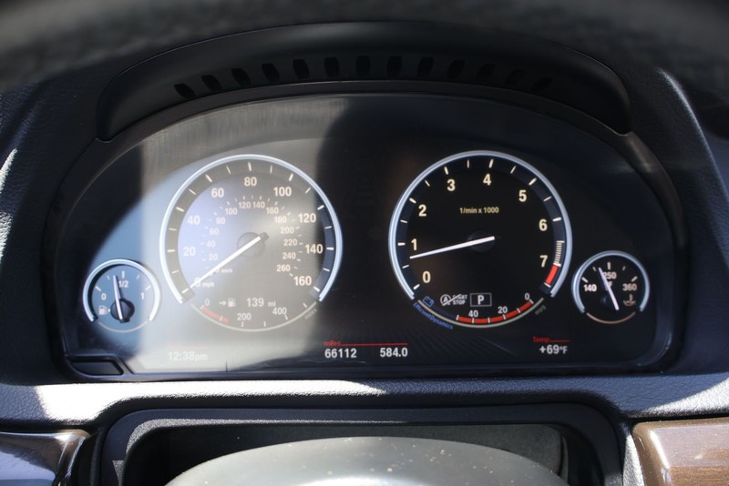 BMW 5 Series Gran Turismo Vehicle Full-screen Gallery Image 23