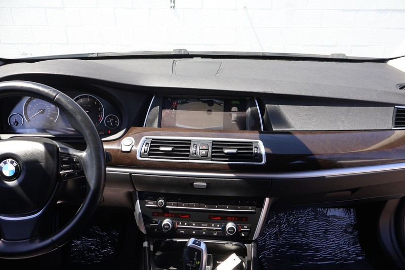 BMW 5 Series Gran Turismo Vehicle Full-screen Gallery Image 27