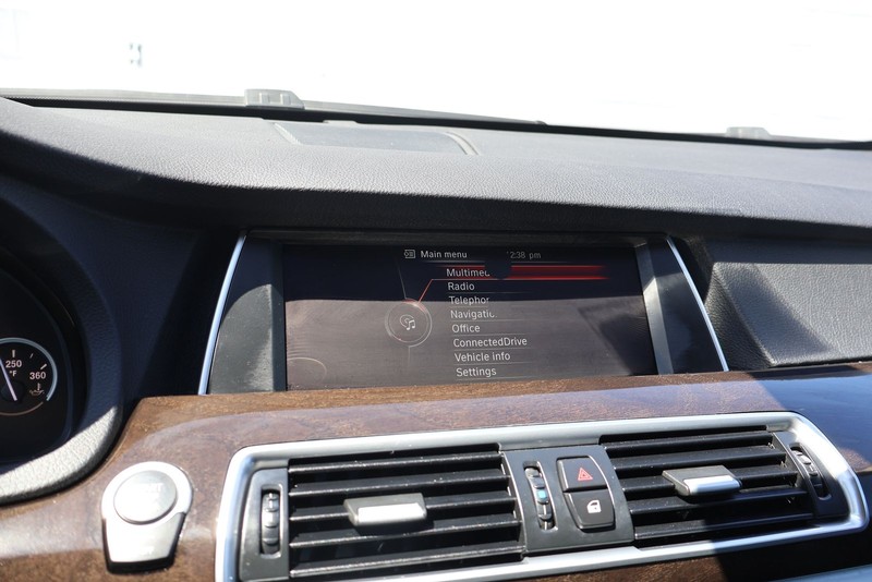 BMW 5 Series Gran Turismo Vehicle Full-screen Gallery Image 28