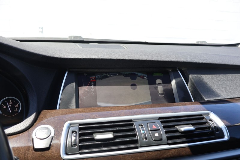 BMW 5 Series Gran Turismo Vehicle Full-screen Gallery Image 29