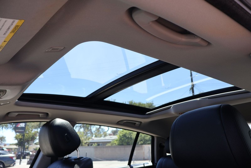 BMW 5 Series Gran Turismo Vehicle Full-screen Gallery Image 31