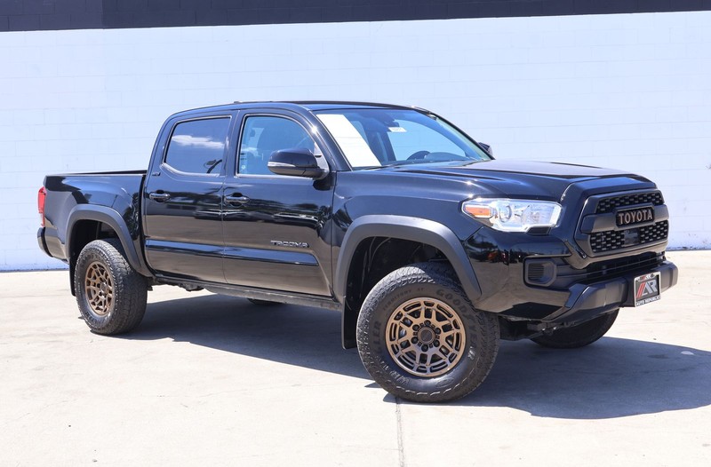 Toyota Tacoma 4WD Vehicle Full-screen Gallery Image 01