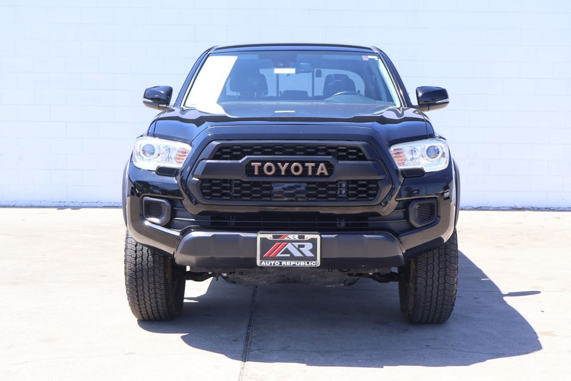 Toyota Tacoma 4WD Vehicle Full-screen Gallery Image 02