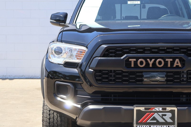 Toyota Tacoma 4WD Vehicle Full-screen Gallery Image 03